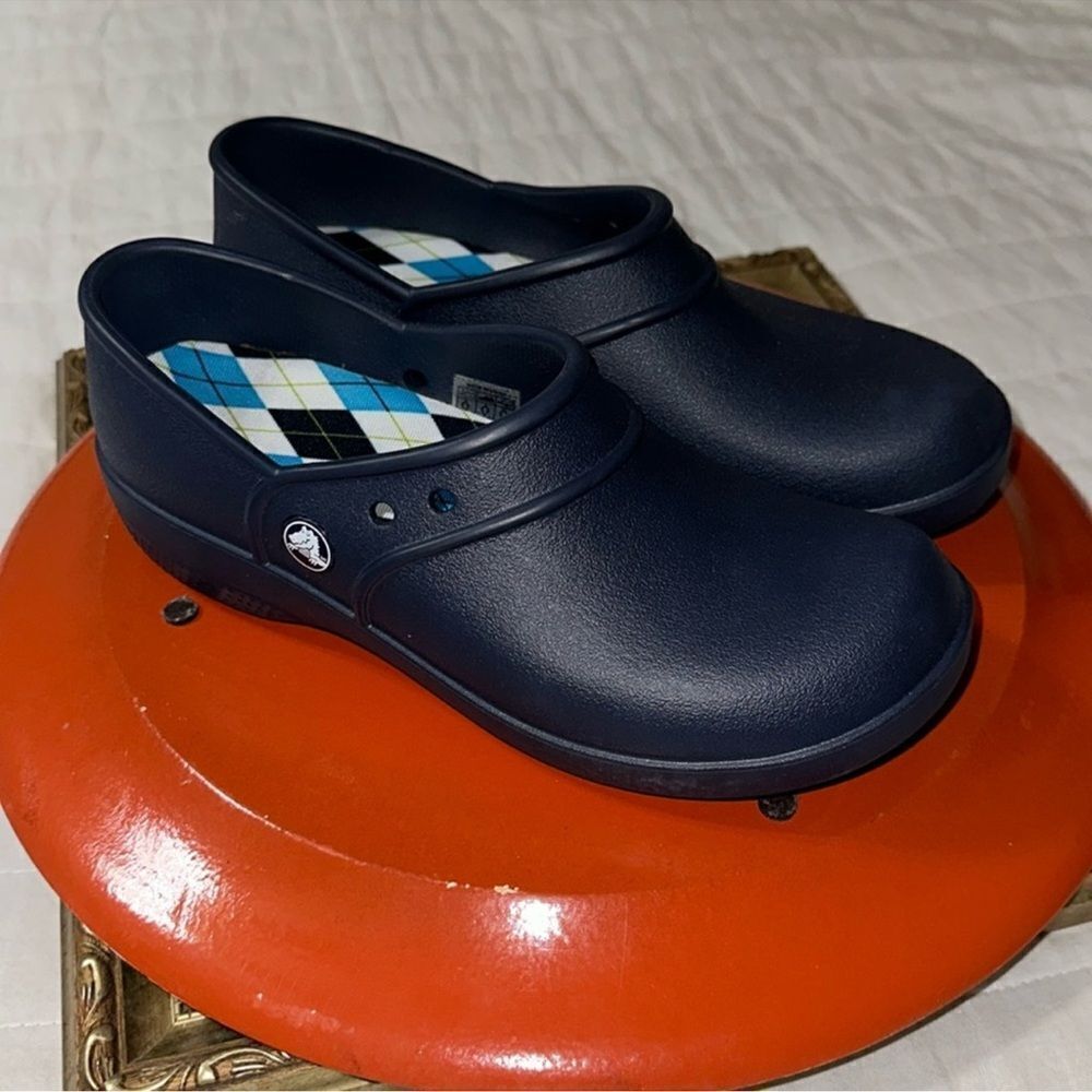 Crocs W8 Run Small Like 7N Due to Padded Inserts Closed Heel Navy Rubber Clogs